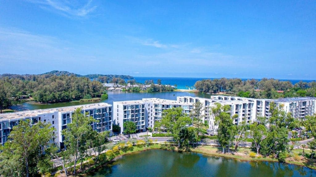 Vista aerea di un moderno complesso condominiale vicino a una laguna e al mare a Phuket, Thailandia