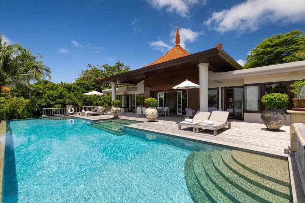 Villa de luxe à Phuket avec une grande piscine à débordement et un toit de style thaïlandais